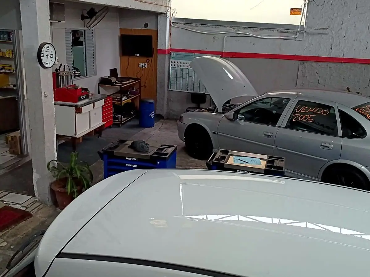 Oficina ampla com vários carros