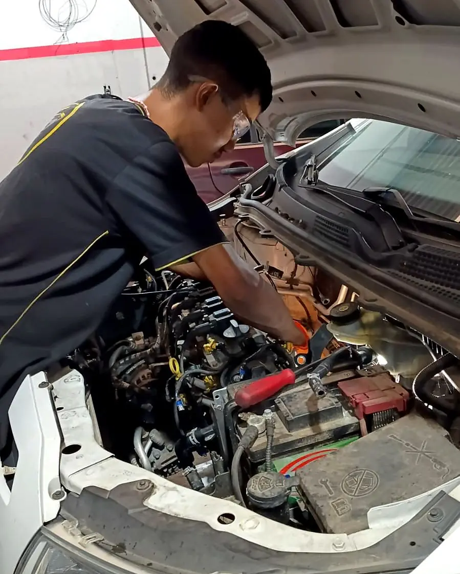 Mecânico revisando o carro