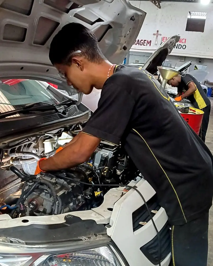 Mecânico trabalhando no carro