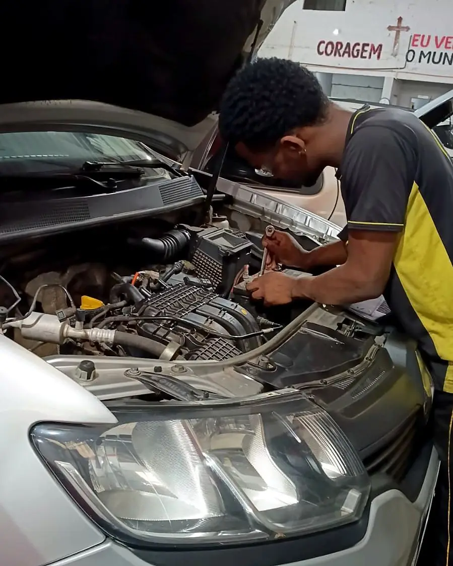 Mecânico fazendo diagnóstico no motor